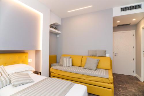Posezení v ubytování J Luxury Home