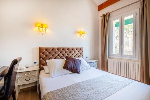 Un pat sau paturi într-o cameră la Hotel Sainte Anne - Apt