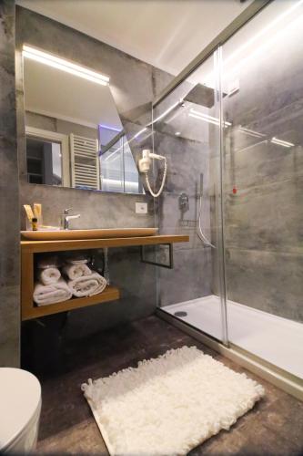 Koupelna v ubytování J Luxury Home