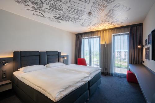 En eller flere senger på et rom på V8 Hotel Köln at MOTORWORLD