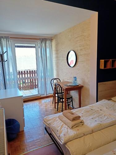 Ένα ή περισσότερα κρεβάτια σε δωμάτιο στο Hotelik Krakowiak