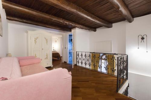 ein Wohnzimmer mit einem Sofa und Holzdecken in der Unterkunft Casa Vilù in Sorrent