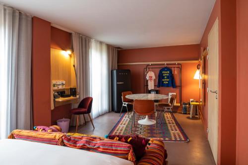 a living room with a couch and a table at MOB HOTEL Paris Les Puces in Saint-Ouen