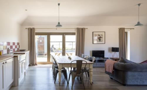a kitchen and living room with a table and chairs at Clopton Courtyard Cambridge in Cambridge
