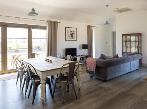 a living room with a table and a couch at Clopton Courtyard Cambridge in Cambridge