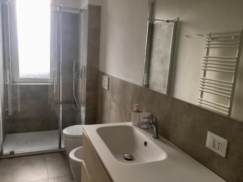Koupelna v ubytování CaseOspitali - Casa Lumiere, bilocale panoramico e luminoso - piano 3 NO ascensore