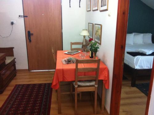 a small room with a table and a bed at Villa Billy in Gan Ner