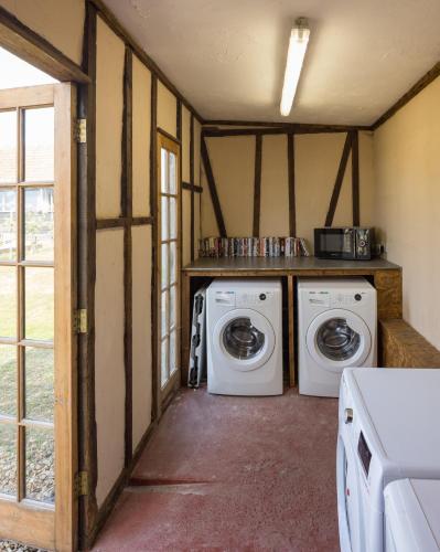 a laundry room with a washer and dryer at Clopton Courtyard Cambridge in Cambridge