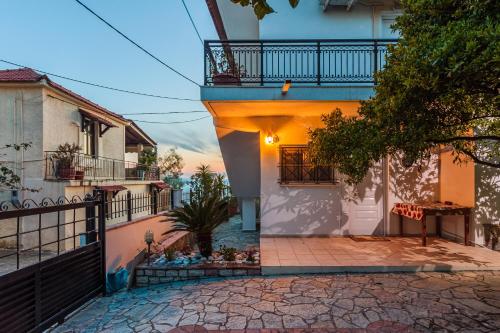 Το κτήριο όπου στεγάζεται  το διαμέρισμα