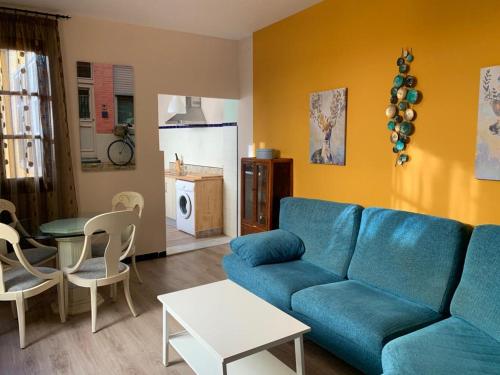 sala de estar con sofá azul y mesa en AIRAM Home ARAGON, 7, en Almansa