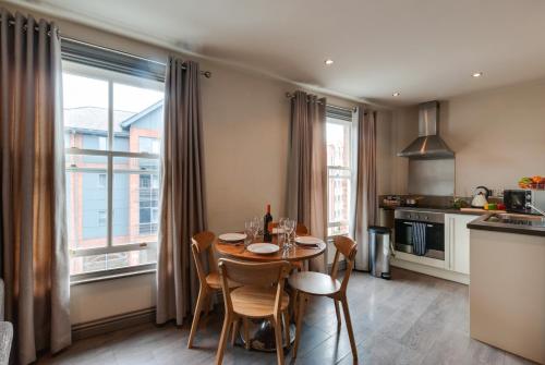 uma cozinha e sala de jantar com mesa e cadeiras em Book A Base - Chester - City Road em Chester