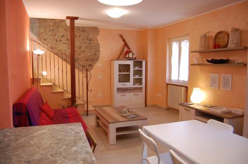 sala de estar con escalera y mesa en Corte Colori, en Colà di Lazise