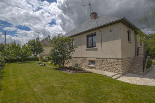 une maison avec une cour d'herbe devant elle dans l'établissement COSY HOUSE quiet house in quiet place, à Bayeux