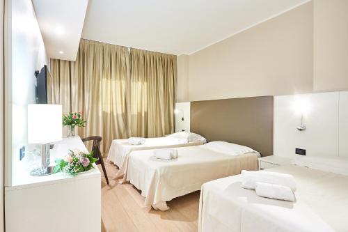 Pokój szpitalny z 2 łóżkami i lustrem w obiekcie Ferretti MajesticHouse w mieście Castenedolo
