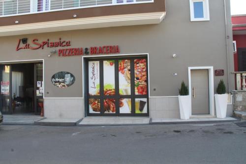 ein Geschäft vor einem Pizza- und Pasta-Restaurant in der Unterkunft Perla del sud in Sava