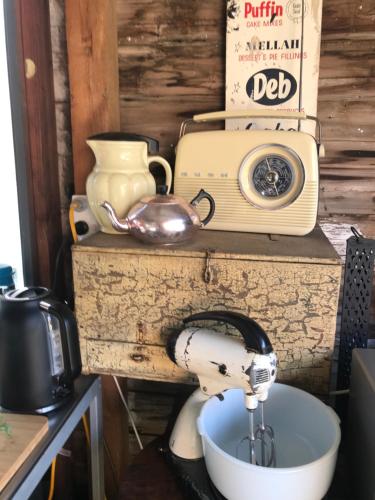 una batidora en un tazón en un mostrador con radio en Fergusons Store, en Heathcote