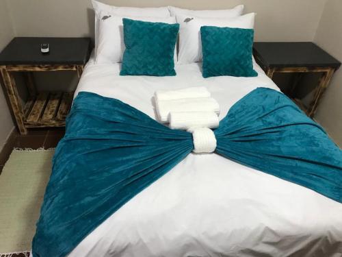 Un pat sau paturi într-o cameră la UrbanLife Keetmanshoop Accommodation