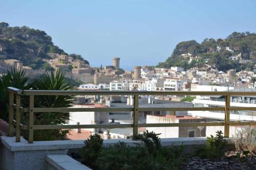 einen Balkon mit Stadtblick in der Unterkunft Apartamento Terrassa 1 in Tossa de Mar
