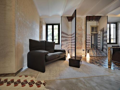 a living room with a couch and a mirror at Rhinoceros in Rome