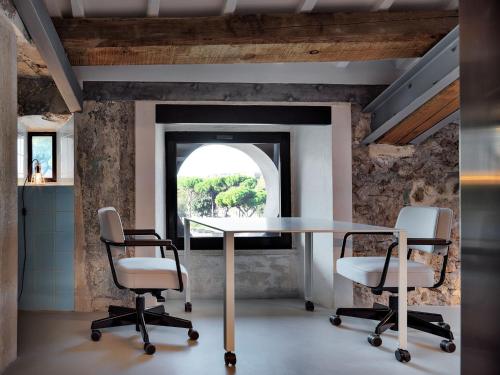 an office with a table and chairs in front of a window at Rhinoceros in Rome