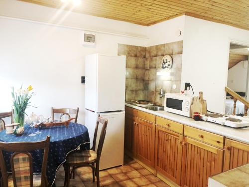 A kitchen or kitchenette at Balaton Apartman Paloznak