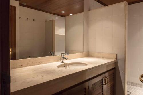 Phòng tắm tại Luxury Rocamar Primera línea de marTerraza