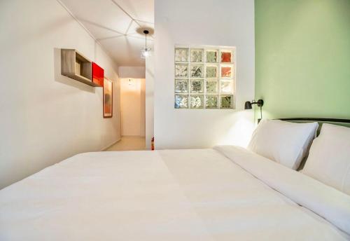 una camera con un grande letto bianco di #Harmony Studios by halu! Apartments a Salonicco