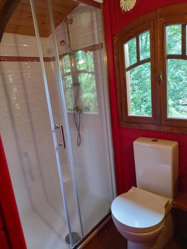 A bathroom at Les roulottes Vesta
