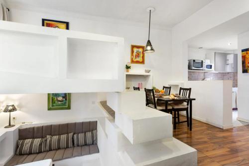 Il comprend une cuisine et un salon avec des murs blancs et une table. dans l'établissement Magical Apartment, à Cannes