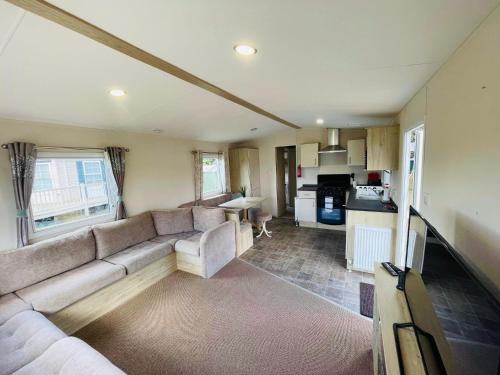 a living room with a couch and a kitchen at Lakeside Holiday rentals - Trieste in Great Billing