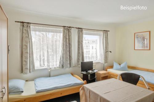 1 dormitorio con 2 camas y ventana en Pension GP3, Zimmer mit Kochnische und Duschbad vor den Toren Berlins en Dallgow