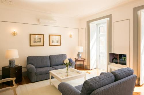 sala de estar con 2 sofás y TV en Classic and Super Central Apartment 20 by Lisbonne Collection, en Lisboa