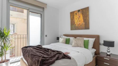 een slaapkamer met een bed en een raam bij 31 Nights Plus Luxury Aircon Beach Apartment Barcelona with Incredible Views in Barcelona
