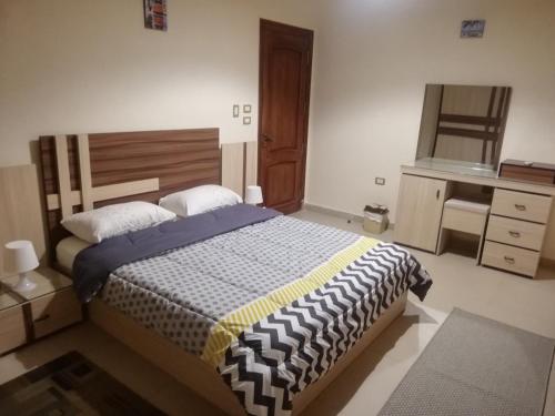 Una cama o camas en una habitación de Hidden Gem with pool access in New cairo