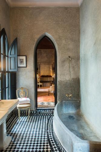 ein großes Badezimmer mit Badewanne in einem Zimmer in der Unterkunft Dar Darma in Marrakesch
