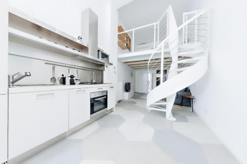 Virtuvė arba virtuvėlė apgyvendinimo įstaigoje Luxury Loft Milano Castello