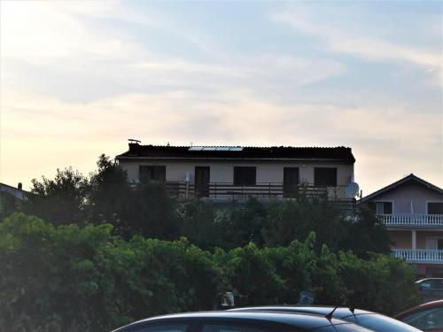 uma casa no topo de uma colina com um carro em Villa Tonci em Vodice