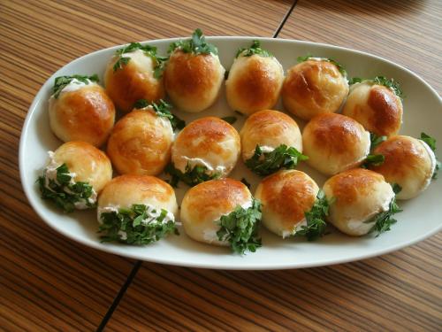 a plate of food with buns on a table at Kadıoğlu Konağı in Kastamonu