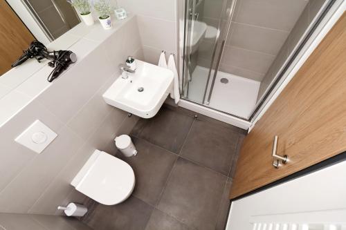 La salle de bains est pourvue d'un lavabo, de toilettes et d'une douche. dans l'établissement B&B villa Kovač, à Baška Voda