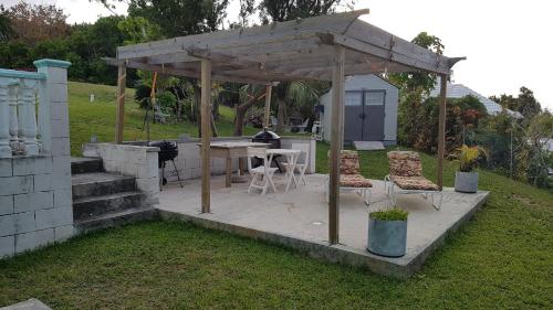 a wooden pavilion with a table and chairs in a yard at AIRBAB Moon Gate East in Mount Pleasant