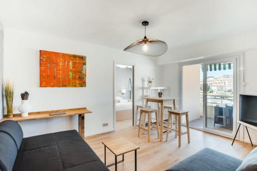 un salon avec un canapé et une table dans l'établissement Petit Juas Apartment, à Cannes