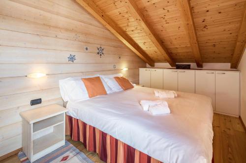 リヴィーニョにあるSnow Chalet 3 Elementsの木造キャビン内のベッド1台が備わるベッドルーム1室を利用します。