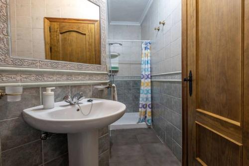 łazienka z umywalką i lustrem w obiekcie Apartamento Bolonia Luz B w mieście Bolonia