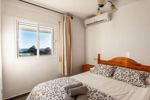sypialnia z łóżkiem i oknem w obiekcie Apartamento Bolonia Luz B w mieście Bolonia