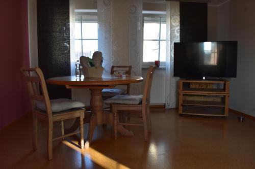 TV a/nebo společenská místnost v ubytování Zimmer Lisa