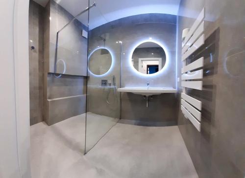 a bathroom with a sink and a mirror at Eurohotel in Baniocha