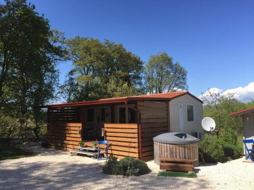 a small cabin with a hot tub in the yard at Istria camp - Istria holiday for 2 in Kringa