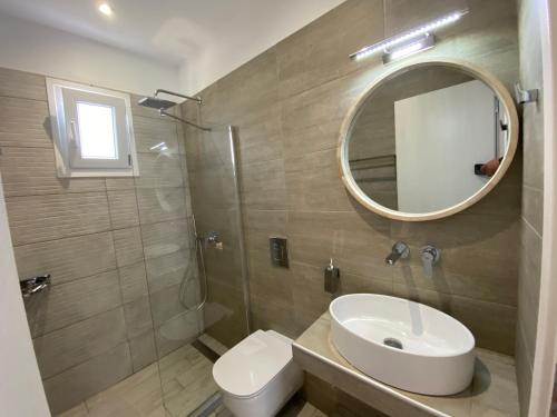 a bathroom with a sink and a mirror and a toilet at Chill Out Studio in Mýkonos City
