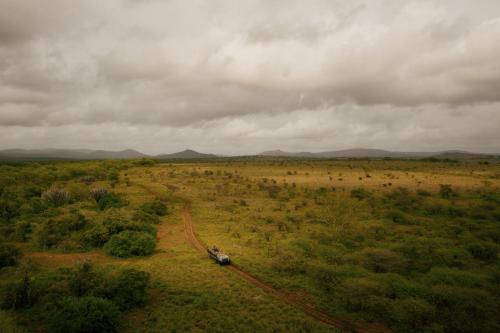 Landskap semula jadi dekat dengan perkhemahan mewah