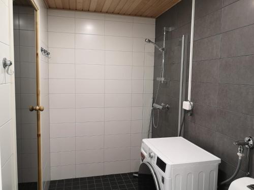 a bathroom with a shower and a toilet in it at Aurinkoranta B4 merinäköalalla in Kalajoki